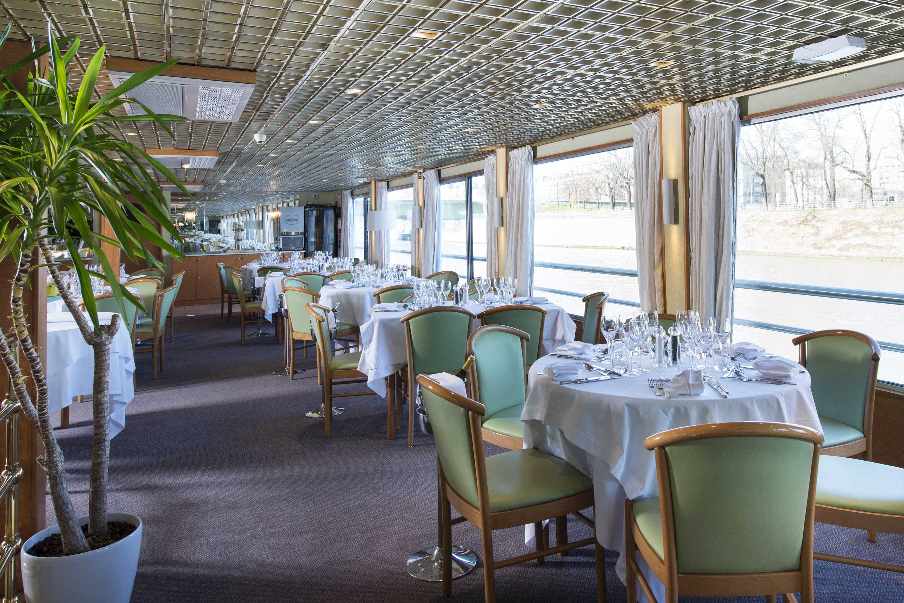 CroisiEurope MS Botticielli Restaurant 2.jpg